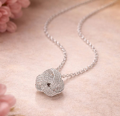 Collar nudo entrelazado